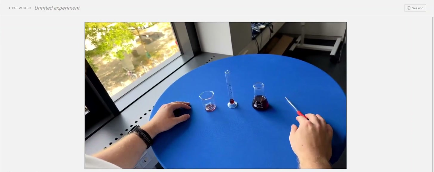 NewSol session view during a live capture: the bench camera shows glassware and the experimenter's hands.